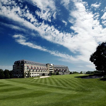 The Celtic Manor Resort Newport  Dış mekan fotoğraf The 18th green at The Heritage Golf Resort & Spa