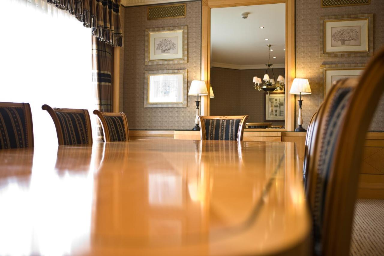 The Celtic Manor Resort Newport  Dış mekan fotoğraf The boardroom at the Royal Society