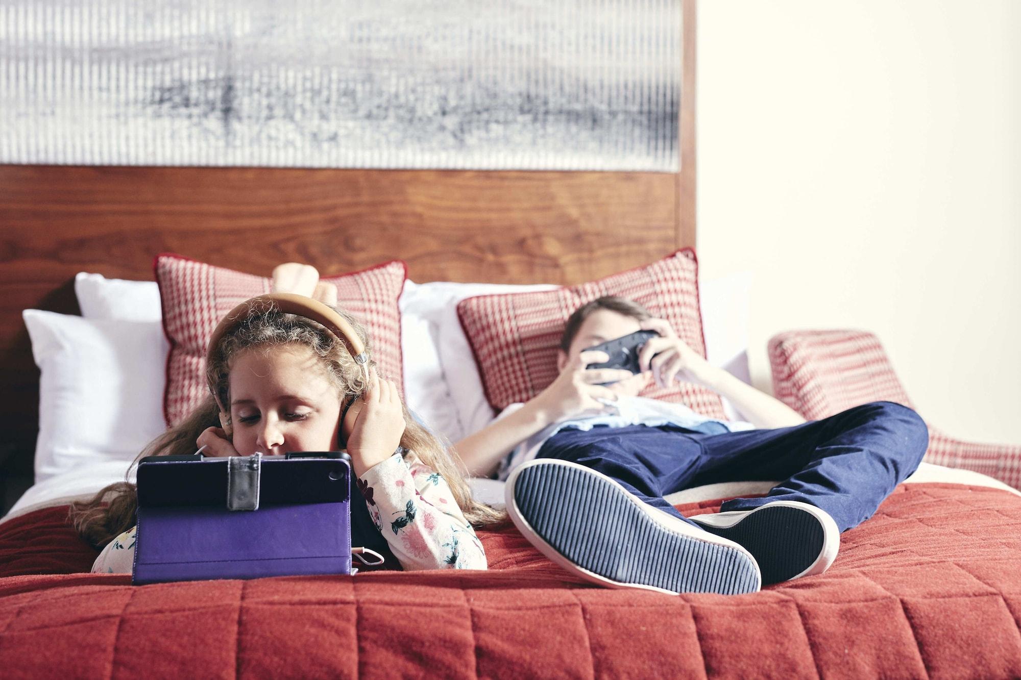 The Celtic Manor Resort Newport  Dış mekan fotoğraf Children using mobile devices