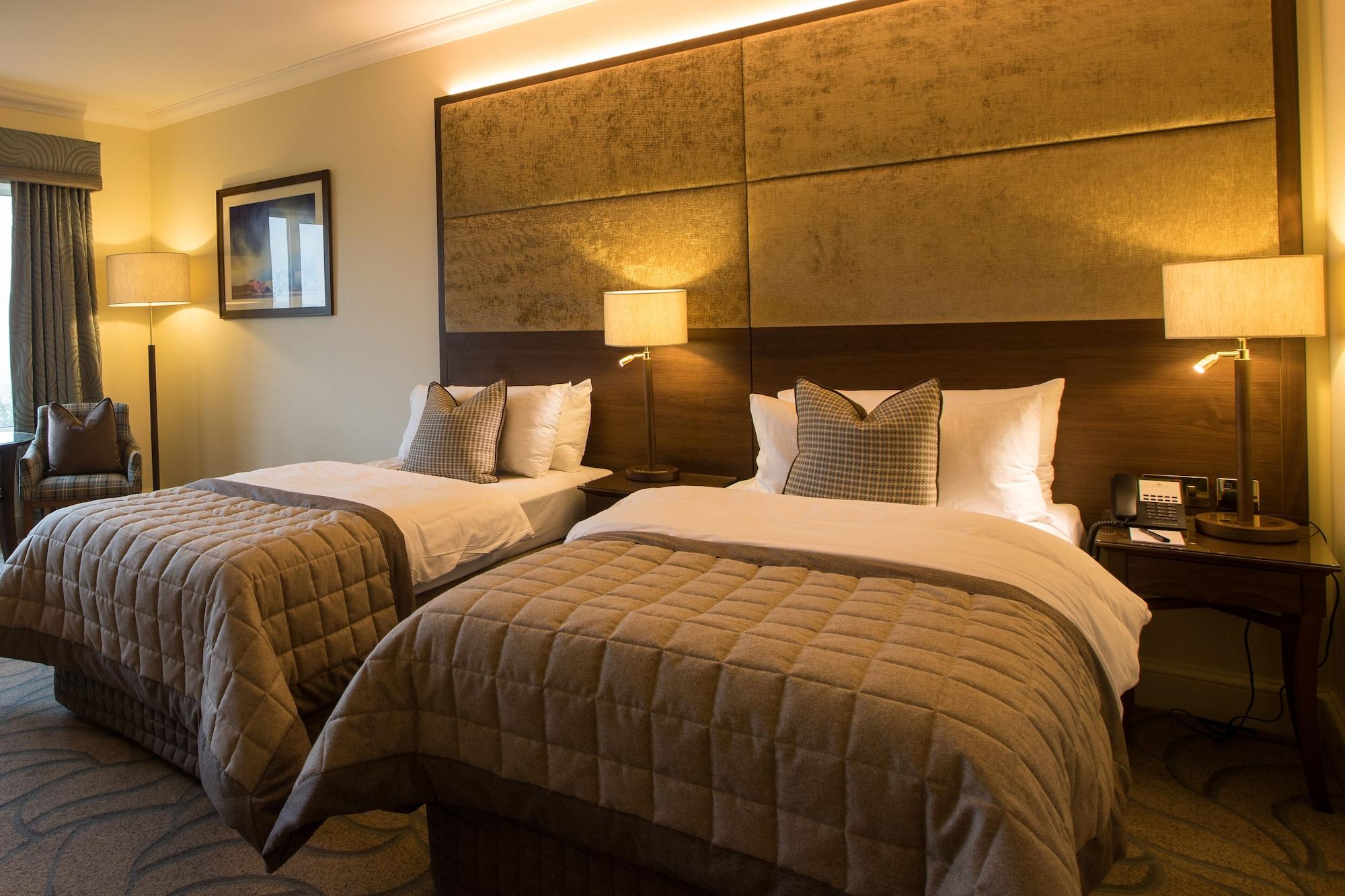 The Celtic Manor Resort Newport  Dış mekan fotoğraf A bedroom at the hotel