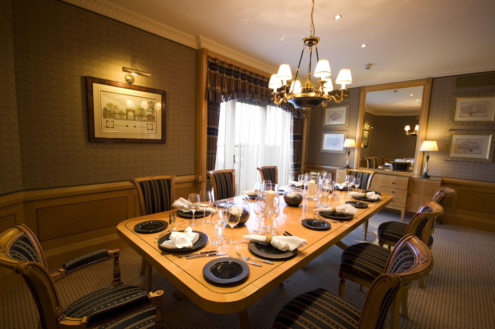 The Celtic Manor Resort Newport  Dış mekan fotoğraf The dining room at the hotel
