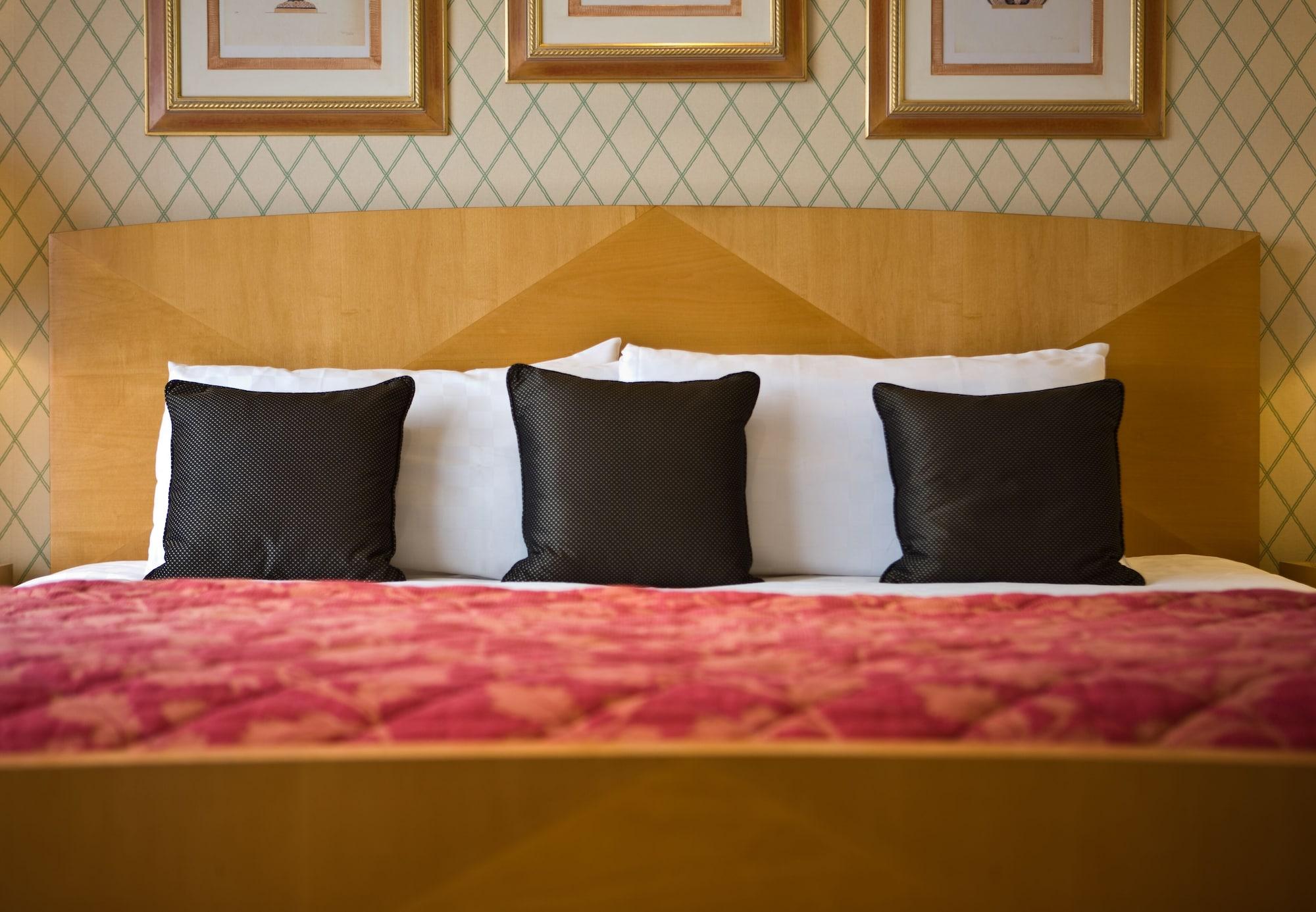 The Celtic Manor Resort Newport  Dış mekan fotoğraf A bed with cushions