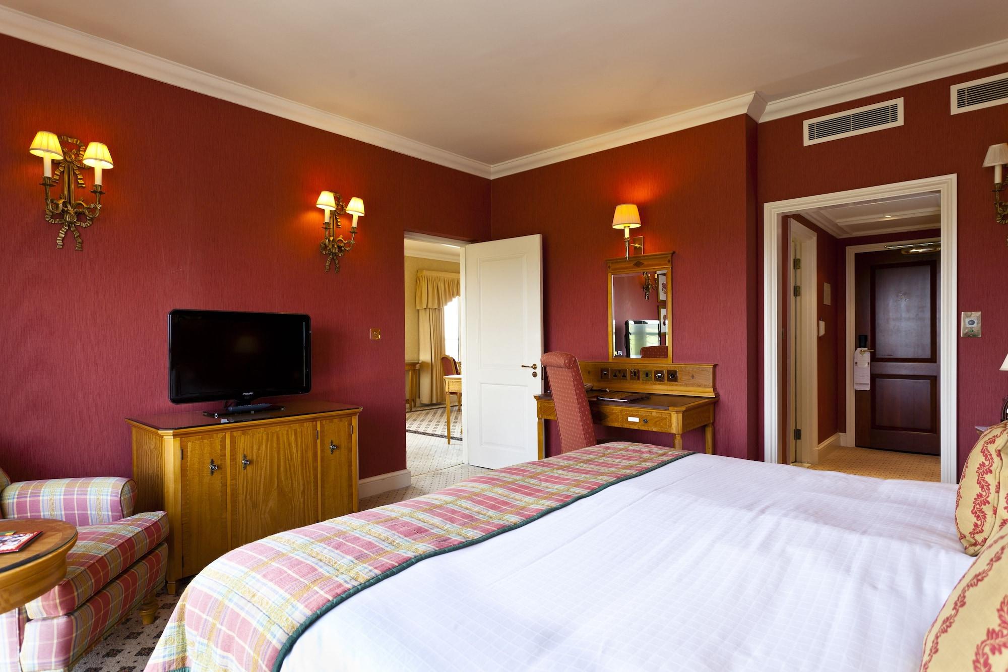 The Celtic Manor Resort Newport  Dış mekan fotoğraf A bedroom at the hotel