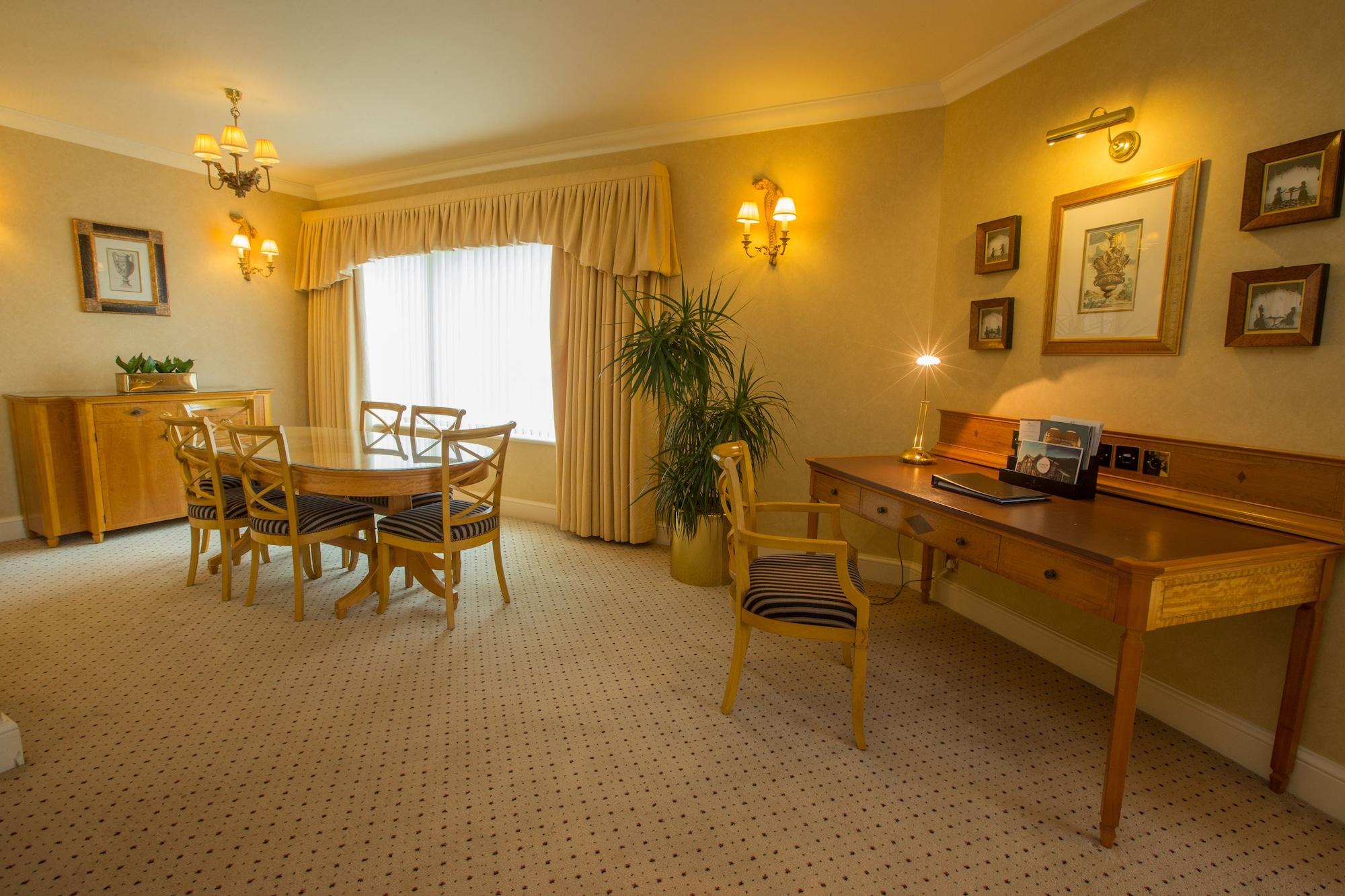 The Celtic Manor Resort Newport  Dış mekan fotoğraf A typical room at the hotel