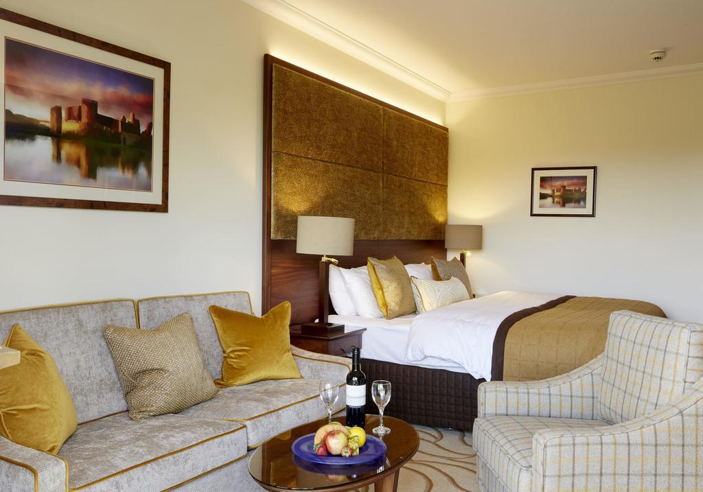 The Celtic Manor Resort Newport  Dış mekan fotoğraf A bedroom at the hotel