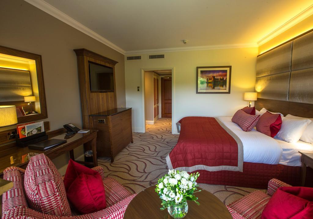The Celtic Manor Resort Newport  Dış mekan fotoğraf A bedroom at the hotel