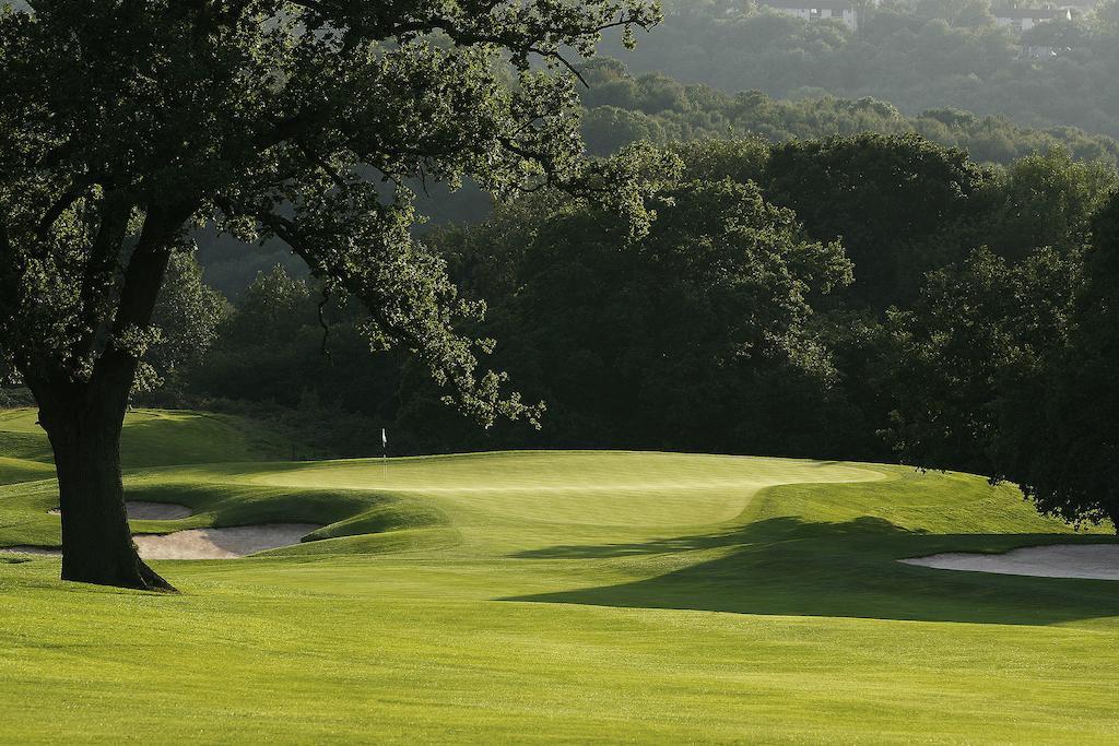 The Celtic Manor Resort Newport  Dış mekan fotoğraf The 18th green at The Country Club