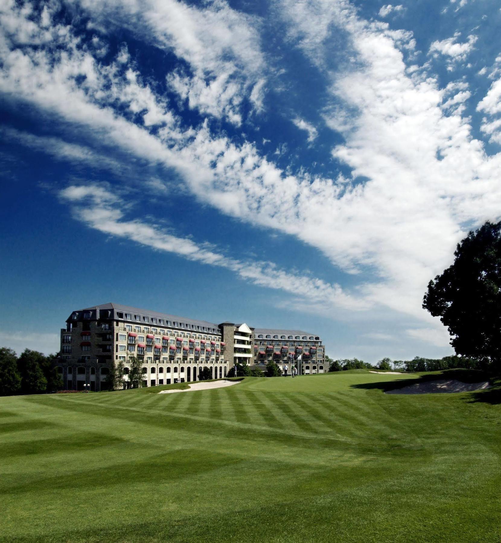 The Celtic Manor Resort Newport  Dış mekan fotoğraf The 18th green at The Heritage Golf Resort & Spa
